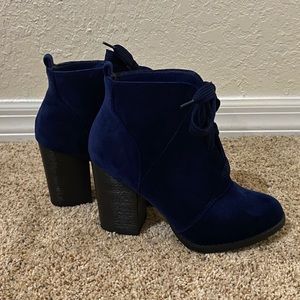 📦 NWOT Navy Velvet Afaeni Ankle Booties Call it Spring